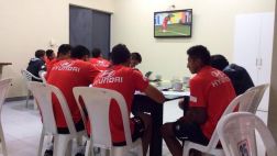 'Chino' Rivera enseña a la Sub 20 a ver y analizar el Mundial