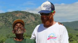 Viaja por África en bicicleta tras la muerte de sus padres