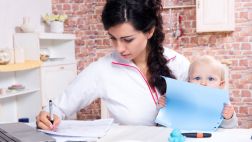 A doble horario: 5 ventajas de ser madre y tener un empleo