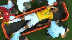 Neymar se marchó lesionado tras recibir rodillazo en la espalda