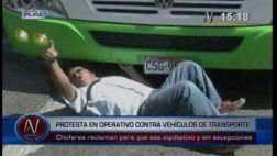 Chofer se escondió bajo un bus para no ser intervenido