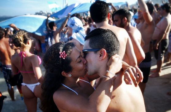 Hinchas albicelestes toman la playa Copacabana tras el triunfo