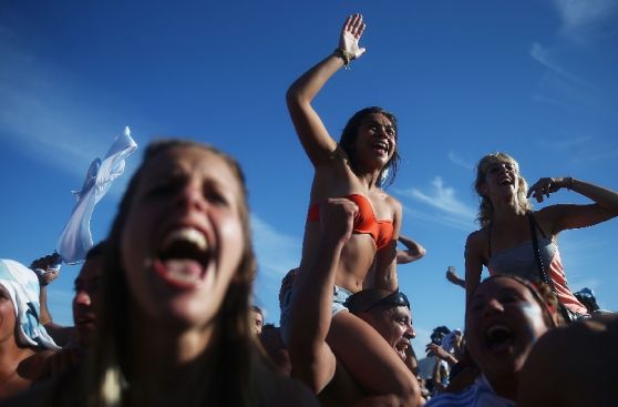Hinchas albicelestes toman la playa Copacabana tras el triunfo