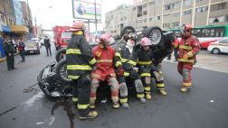 Dos accidentes dejan un hidrante y un letrero derribados