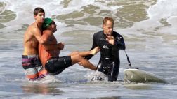 Tiburón blanco ataca a un hombre en una playa de California