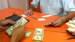 El dólar sube pero la bolsa limeña baja en la apertura