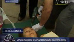 Huelga médica: con taladros recrean cirugías en la vía pública