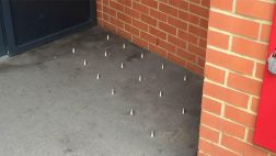 Instalan 'trampas' para evitar mendigos en edificios de Londres