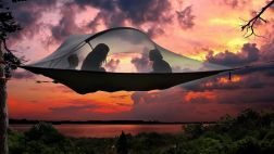 Duerme flotando entre los árboles gracias a la 'carpa OVNI'