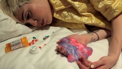 Miley Cyrus vuelve a desatar polémica con nuevo video