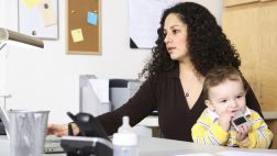 ¿Eres madre y trabajas? Esto afectaría tu desempeño laboral