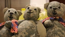 Una madre convierte uniformes de soldados caídos en peluches