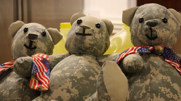 Una madre convierte uniformes de soldados caídos en peluches