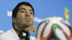 Diario inglés calificó de tramposo y racista a Luis Suárez
