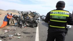 Cinco policías y un civil deja choque entre bus y camioneta