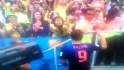 El admirable gesto de Van Persie con un fanático holandés
