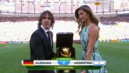 Puyol y Gisele Bündchen llevaron la Copa FIFA al Maracaná