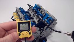 VIDEO: Mira como se crea un motor V10 con piezas de Lego