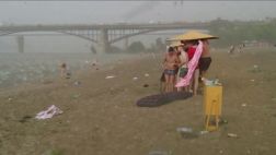 Fuerte granizada arruina día de playa en Siberia