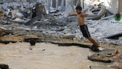 Siria: Niños olvidan la guerra en piscinas hechas por bombas