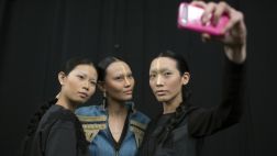Encuentran 'selfies' de desnudos en teléfonos viejos