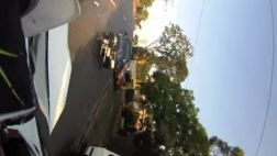 VIDEO: Un motero fue embestido por un auto