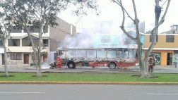 Surco: chofer de bus que se incendió huyó y abandonó pasajeros