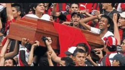 Colombia: Barrabravas profanan la tumba de hincha rival