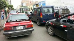 Cierran Av. Angamos por un desfile de aniversario de Surquillo