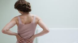 ¿Dolor de espalda crónico? Podrías tener espondilitis