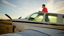 Joven piloto de 19 años completó vuelta al mundo en solitario