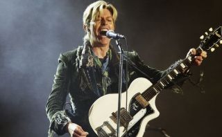 David Bowie anuncia a sus fans que habrá más música "pronto"