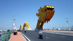 Como de fantasía: Este “puente dragón” escupe verdadero fuego