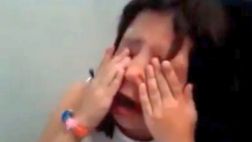 Niña llora y suplica a Messi que le dé el Balón de Oro a James