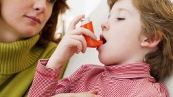 Inhaladores de asma pueden frenar el crecimiento en los niños
