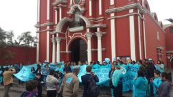 Enfermeras de Essalud encadenan la entrada al templo Santa Rosa