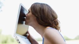 Cinco desventajas de tener citas por internet