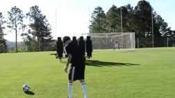 ¿Cómo anotar un golazo de tiro de libre con los ojos vendados?