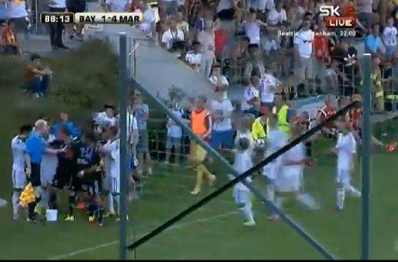 Fuerte altercado en el partido de debut de Marcelo Bielsa