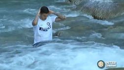 El Inter de Milán dejó las canchas para entrenar en un río