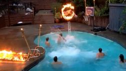 Un mate peligroso de básquet en una piscina