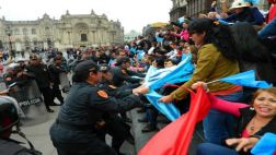 Enfermeras fueron retiradas a golpes por PNP de Plaza de Armas