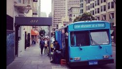 Mira los buses viejos convertidos en duchas para desamparados