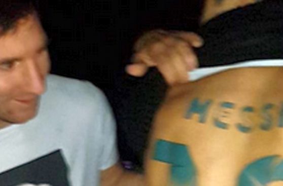 Hincha se hizo tatuaje en honor a Lionel Messi y se lo enseñó