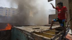 Un incendio consumió una casa de tres pisos en Santa Anita