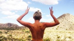 Miley Cyrus se burla de rumores de muerte con este 'topless'