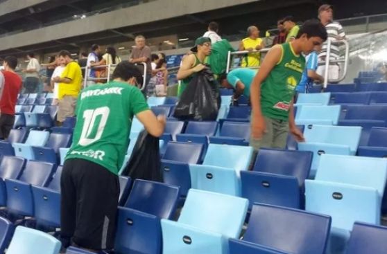 Hinchas dan ejemplo y recogen la basura en estadio de su equipo