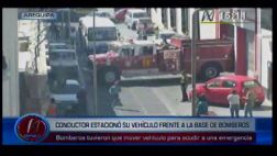 Bomberos tuvieron que cargar vehículo que bloqueaba su paso