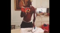 Mario Balotelli lee, plancha y baila al mismo tiempo