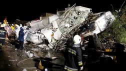 Mueren al menos 40 personas al estrellarse avión en Taiwán